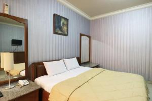Postel nebo postele na pokoji v ubytování Hotel 678 Kemang Powered By Cocotel