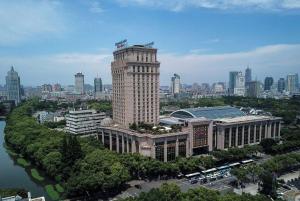 vistas a un gran edificio de una ciudad en Wyndham Grand Plaza Royale Ningbo, en Ningbo