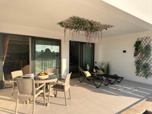 ein Esszimmer mit Tisch und Stühlen in der Unterkunft Luxurious Apartment with Pool View in Kyrenia