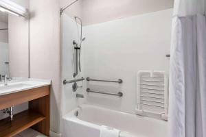 Koupelna v ubytování Microtel Inn & Suites by Wyndham Sweetwater