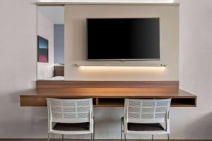 TV a/nebo společenská místnost v ubytování Microtel Inn & Suites by Wyndham Sweetwater