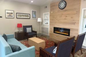 a living room with a couch and a fireplace at Country Inn & Suites by Radisson, Elgin, IL in Elgin