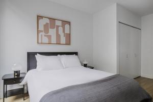 Ένα ή περισσότερα κρεβάτια σε δωμάτιο στο Blueground The Loop pool AC nr park CHI-1188 +40 φωτογραφίες