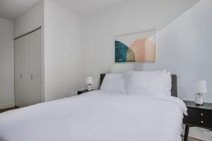 A bed or beds in a room at Blueground The Loop pool gym nr park CHI-1187 Még 39 kép