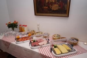 una mesa con varias bandejas de comida. en Hotel Drei Linden, en Lünen