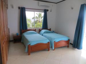 Кровать или кровати в номере Eden Panoramic
