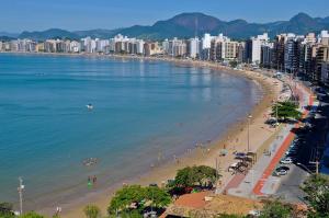 a view of a beach with people and buildings at Kitnet no 1º Piso, a 300m da Praia do Morro in Guarapari