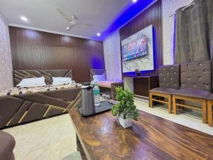 TV a/nebo společenská místnost v ubytování Hotel Jerry inn -Near Nizamuddun Railway Station