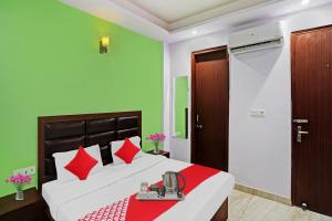 Postel nebo postele na pokoji v ubytování Hotel O Kailash Near Iskcon Temple Noida
