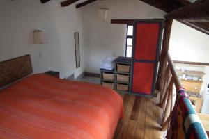 een slaapkamer met een groot bed en een raam bij Melissa Wasi in Pisac