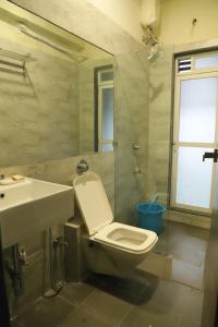Ivy Bliss Studio with Private Pool, B 05, Karjat的一间浴室