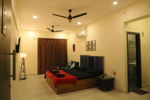 Ivy Bliss Studio with Private Pool, B 05, Karjat的休息区