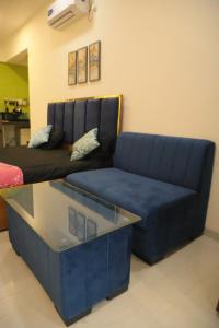Ivy Bliss Studio with Private Pool, B 05, Karjat的休息区
