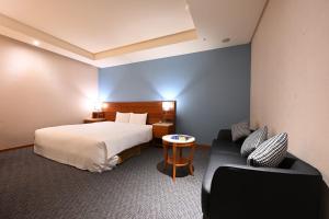 Rúm í herbergi á Via Hotel Breeze