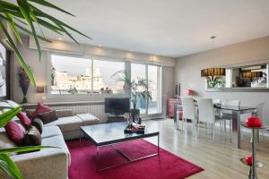 a living room with a couch and a table at Elegant Apartment Olle in Barcelona