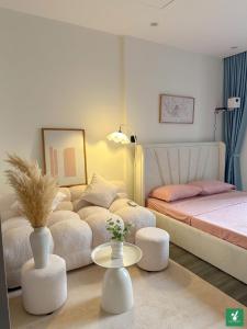 Ένα ή περισσότερα κρεβάτια σε δωμάτιο στο Lovely studio with balcony,5 mins to beach, Hanoi
