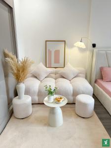 Χώρος καθιστικού στο Lovely studio with balcony,5 mins to beach, Hanoi
