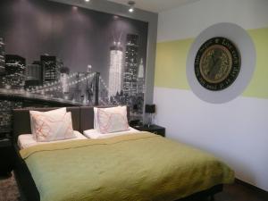 Un pat sau paturi într-o cameră la Apartamenty Manhattan i Paris