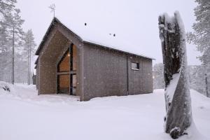 a small cabin in the snow with snow at Holiday Villa QUU C in Ylläs