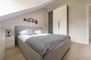 Ένα ή περισσότερα κρεβάτια σε δωμάτιο στο Apartament Solidarności z widokiem na góry - Dream Apart