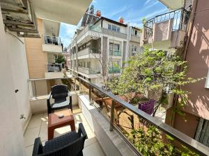 Apartamento con balcón con 2 sillas y mesa. en The Nar Suit Apart, en Antalya