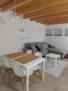 ein Wohnzimmer mit Tisch und Couch in der Unterkunft CASA EN EL CENTRO HISTÓRICO DE CASTRO URDIALES in Castro-Urdiales