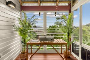 Балкон или тераса в Seednest A-frame Treehouse Forest View&Game Room