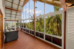 Svalir eða verönd á Seednest A-frame Treehouse Forest View&Game Room