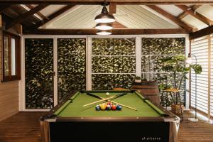 Билярдна маса в Seednest A-frame Treehouse Forest View&Game Room