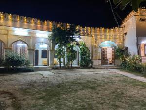 ein Gebäude mit Lichtern in der Nacht in der Unterkunft Hotel Heritage Sanyam in Nahan