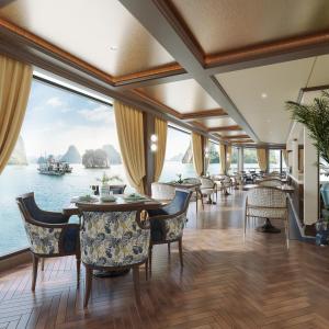 un restaurante con vistas al agua en Halong Lyra Grandeur Cruise, en Ha Long 145 fotos más