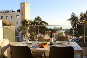马贝拉Aqua Apartments Bellamar, Marbella的一张桌子,上面放着一瓶葡萄酒和酒杯