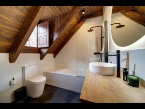 Un baño con lavabo, inodoro y bañera. en CASA ETH GARRET de Alma de Nieve, en Salardú 32 fotos más