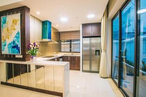 una cucina con armadi in legno e una grande finestra di Villa Sao Biển 38, SB38, Hồ bơi riêng, Gần biển, Trung tâm a Sầm Sơn