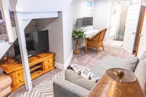 Et tv og/eller underholdning på 5-Bedroom Victorian Home Private Yard Sleeps 10