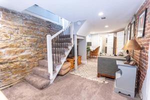 Billede fra billedgalleriet på 5-Bedroom Victorian Home Private Yard Sleeps 10 i Denver