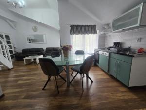 Kuchyň nebo kuchyňský kout v ubytování Casa Aurora