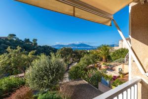 una vista dal balcone di una casa di Casa Vinti - Vue mer et montagne climatisé a Porticcio