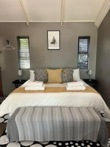 Giường trong phòng chung tại God's Gift Cottages