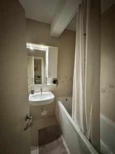 y baño con lavabo y bañera con espejo. en Marse Stay, en Belgrado 31 fotos más