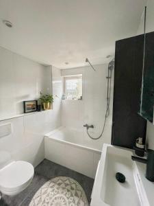 Ένα μπάνιο στο Spacious and Cozy House with Affordable Parking +16 φωτογραφίες