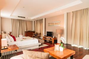 ein Schlafzimmer mit Bett und ein Wohnzimmer in der Unterkunft Javana Royal Villas in Seminyak