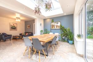 a dining room with a table and chairs at Spacious, Modern Family Home I Pass the Keys in Pangbourne