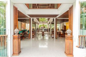 eine Lobby eines Resorts mit Tischen und Stühlen in der Unterkunft Javana Royal Villas in Seminyak