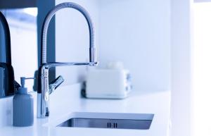 eine Küchenspüle mit einem Wasserhahn auf der Theke in der Unterkunft Luxury modern canal side cottage for families, couples, contractors and dog friendly in Lancashire sleeps 6 in Preston + 40 Fotos