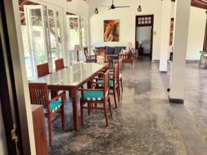Posezení v ubytování Ardeen Villa - superb 3 bedroom beachfront for 6, BB, free pick up for 7 night stays arriving together, fully serviced, taxes included