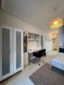 a bedroom with a desk and a bed and a desk at Casa del Sombrero Los Locos beach in Torrevieja