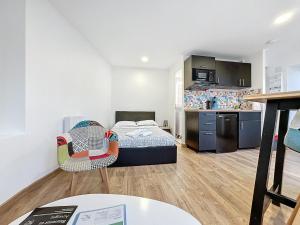 a small room with a bed and a kitchen at Studio Royat proche des commerces Nationale 2 in Royat