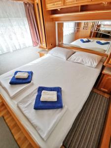 a twin bed in a boat with towels on it at каравани Дрийм Арапя in Tsarevo +97 photos