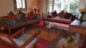 ein Wohnzimmer mit Sofas und einem Tisch in der Unterkunft Family & Group Accomodation by Woodmere in Nairobi